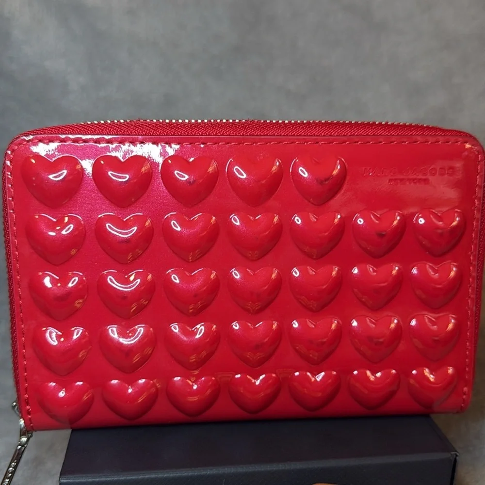 ❤️MARC JACOBS❤️Red Embossed Hearts Patent Leather Phone Wristlet/NWOT